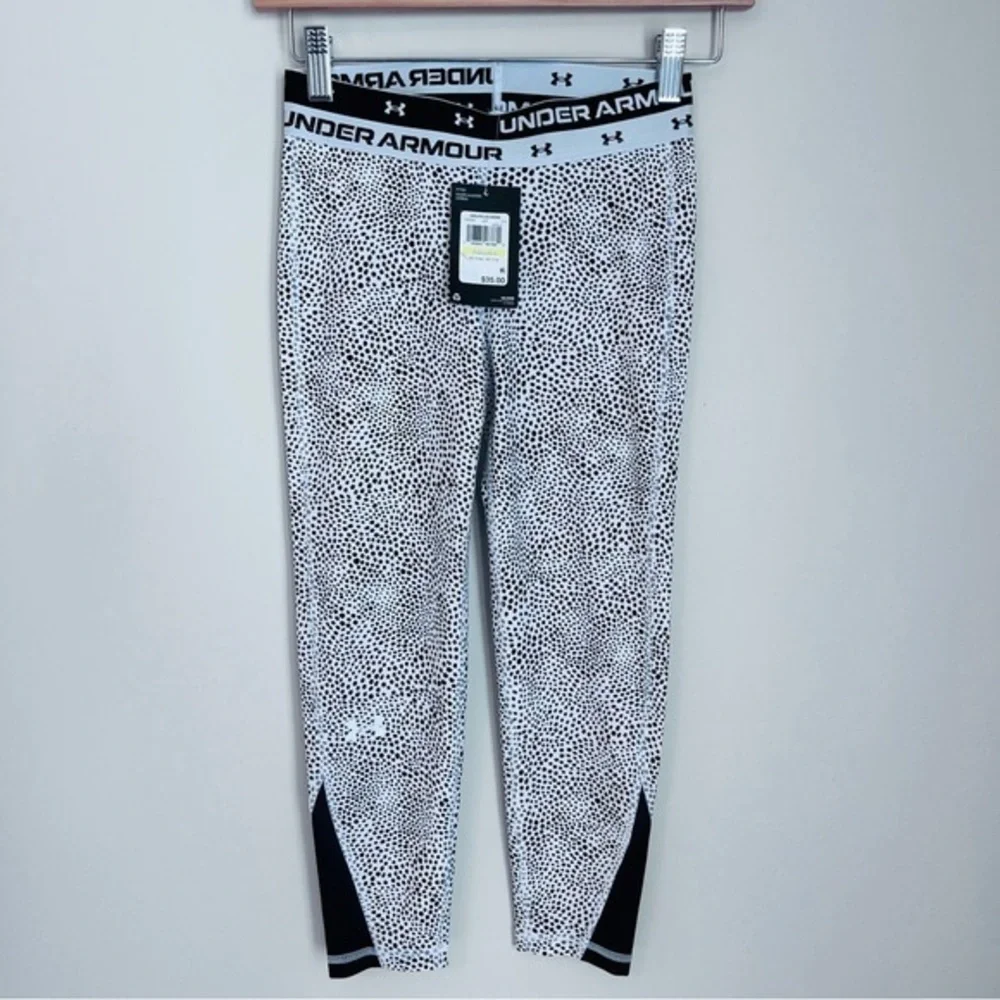 Under Armour Black and White Leggings with Modern Style